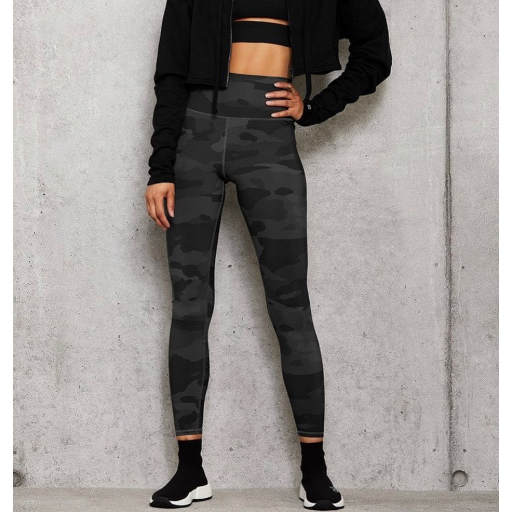NWT  Alo Yoga High Waisted Camo Vapor Leggings
